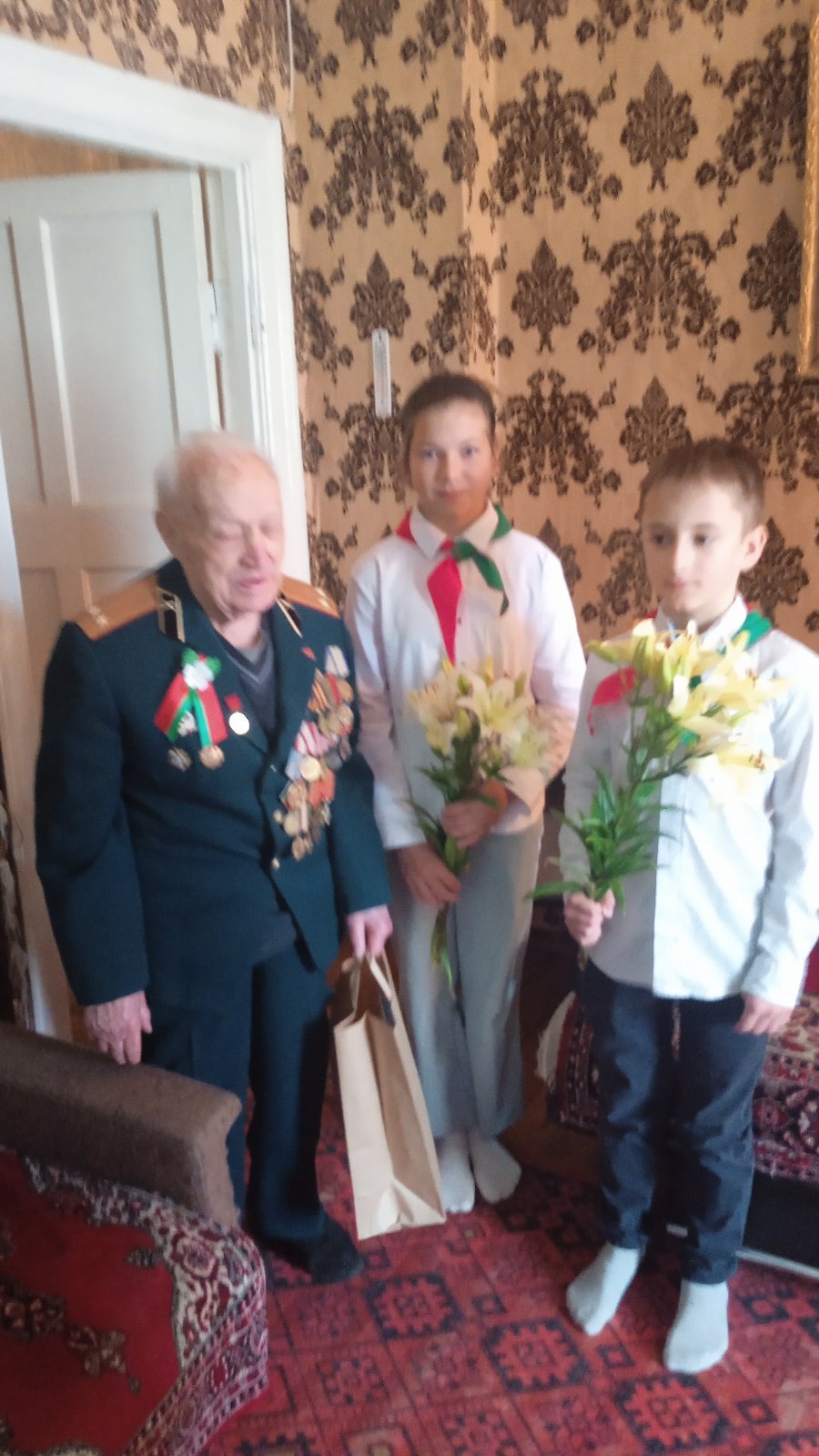 Поздравление с Днём Независимости Республики Беларусь ветерана Великой Отечественной войны Савчука А.А. пионерами, учащимися 5