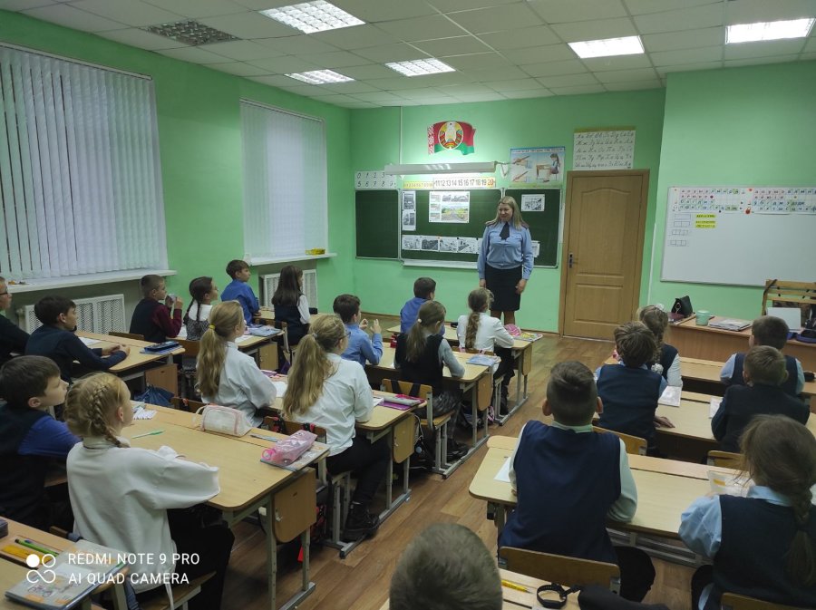 В рамках предмета Основы безопасности жизнедеятельности в 4А и 4В классах состоялась встреча с инспектором ГАИ Коробач Е.А. по теме  Железная дорога и безопасность. Правила пользования метрополитеном.