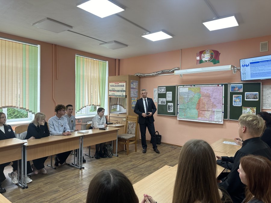  С учащимися 11 «А» класса в рамках Дня народного единства проведена диалоговая площадка «День единства- наш праздник»