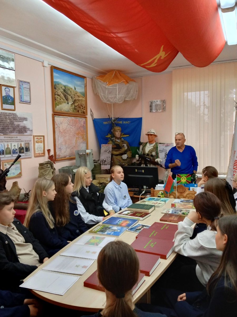С учащимися 7 «А» класса в рамках Дня народного единства проведена встреча с членом Волковысской районной организации Белорусский союз офицеров Прудниковым Леонидом Васильевичем